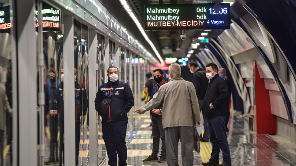 Metrobüsten M7 Mecidiyeköy Alibeyköy Mahmutbey Metrosuna Aktarma Durağı