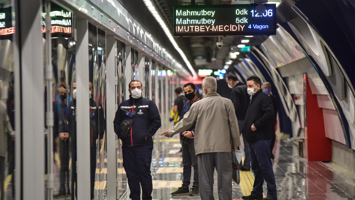 Metrobüsten M7: Mecidiyeköy Mahmutbey Metrosuna Aktarma Durağı