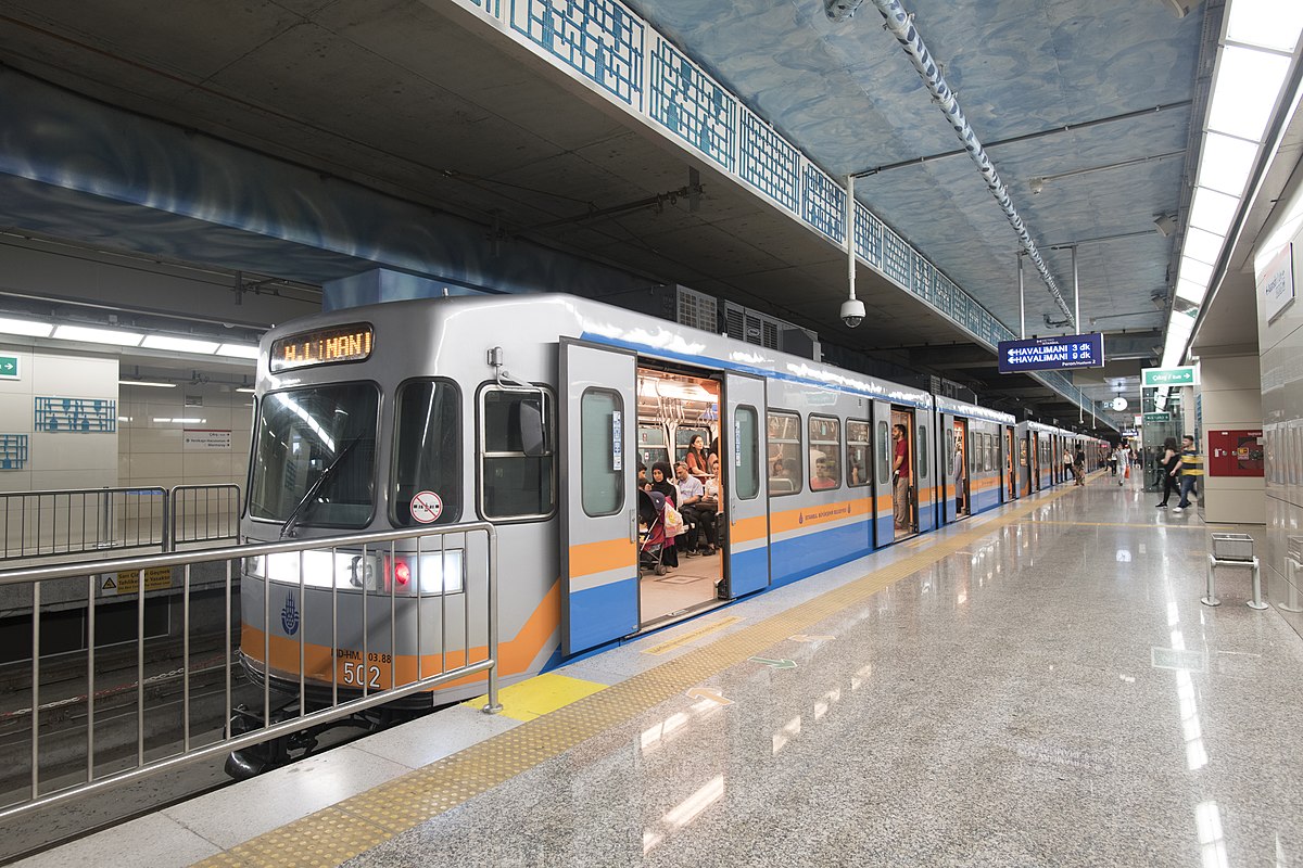 Metrobüsten M1: Atatürk Havalimanı Otogar Metrosuna Aktarma Durağı